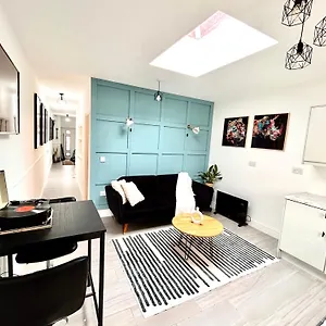 Apartment Vibrant 2 Bedroom Flat With Secure Private Parking, Birmingham